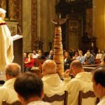 Ủy ban Phụng tự giải thích quy định về Giảng lễ, Đặt tay và Rảy nước phép