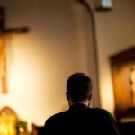 Người tu xuất giữa những miệt thị của đồng đạo