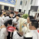 Giáo xứ Cầu Rầm: Cử hành đêm canh thức Vượt Qua và nghi thức gia nhập đạo cho 20 dự tòng