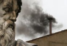 Khói đen báo hiệu chưa bầu được giáo hoàng sau vòng bỏ phiếu đầu tiên