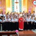 Đức Giám mục Anphong cử hành Thánh lễ ban bí tích Thêm Sức tại giáo xứ Hậu Thành